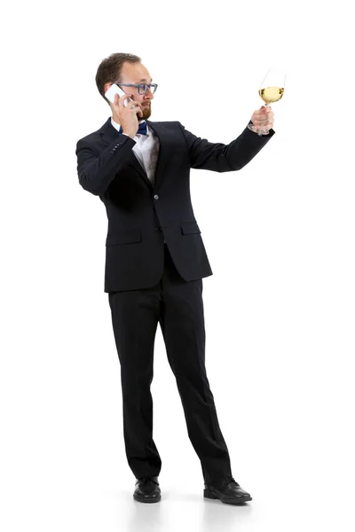 Retrato de sommelier masculino en traje aislado sobre fondo blanco — Foto de Stock