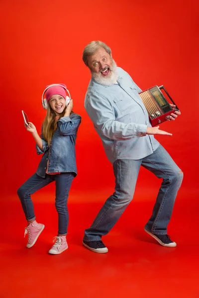Homem sênior, avô se divertindo e passando tempo com a menina, neta. Conceito de estilo de vida idoso alegre — Fotografia de Stock