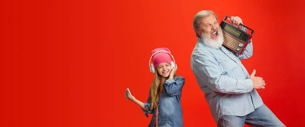 Starší muž, dědeček se baví a tráví čas s dívkou, vnučkou. Radostný životní styl seniorů — Stock fotografie
