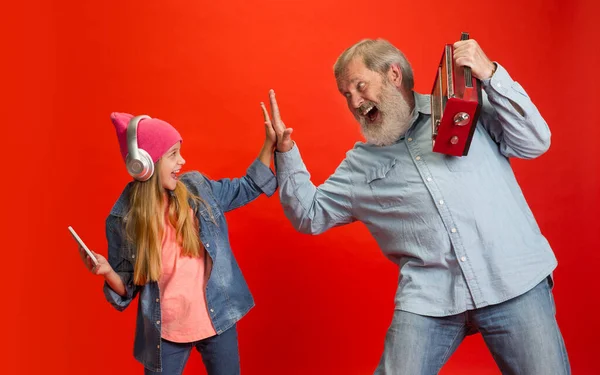 Homem sênior, avô se divertindo e passando tempo com a menina, neta. Conceito de estilo de vida idoso alegre — Fotografia de Stock