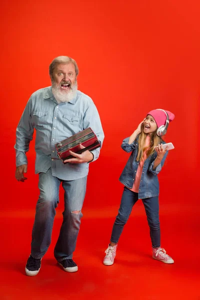 Homem sênior, avô se divertindo e passando tempo com a menina, neta. Conceito de estilo de vida idoso alegre — Fotografia de Stock