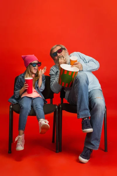 Homme âgé, grand-père s'amuser et passer du temps avec une fille, petite-fille. Joyeux concept de mode de vie âgé — Photo