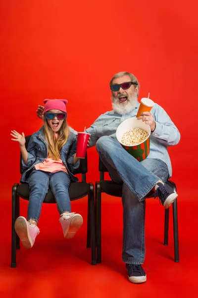 Homem sênior, avô se divertindo e passando tempo com a menina, neta. Conceito de estilo de vida idoso alegre — Fotografia de Stock