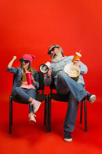 Hombre mayor, abuelo divirtiéndose y pasando tiempo juntos con la chica, nieta. Alegre viejo concepto de estilo de vida — Foto de Stock