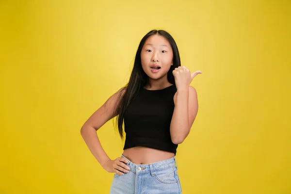 Retrato de joven asiática chica aislado en amarillo estudio fondo —  Fotos de Stock