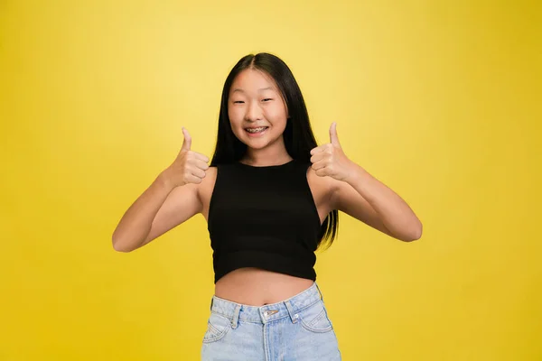 Retrato de joven asiática chica aislado en amarillo estudio fondo —  Fotos de Stock