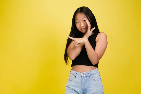 Retrato de joven asiática chica aislado en amarillo estudio fondo —  Fotos de Stock