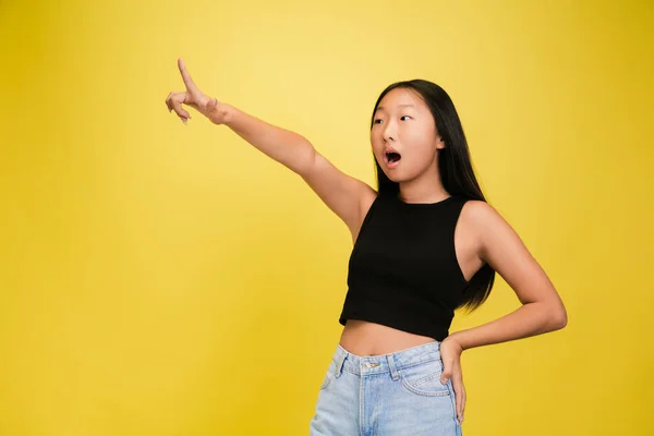 Retrato de joven asiática chica aislado en amarillo estudio fondo —  Fotos de Stock