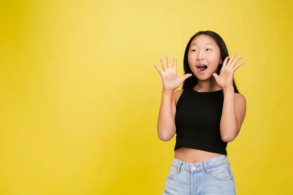 Portré fiatal ázsiai lány elszigetelt sárga stúdió háttér — Stock Fotó