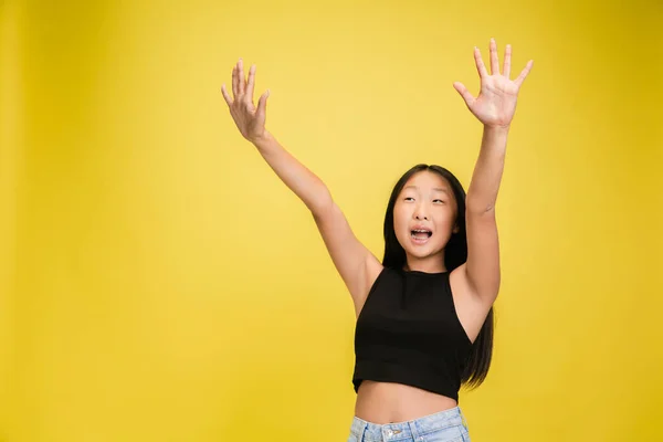 Retrato de jovem ásia menina isolado no amarelo estúdio fundo — Fotografia de Stock