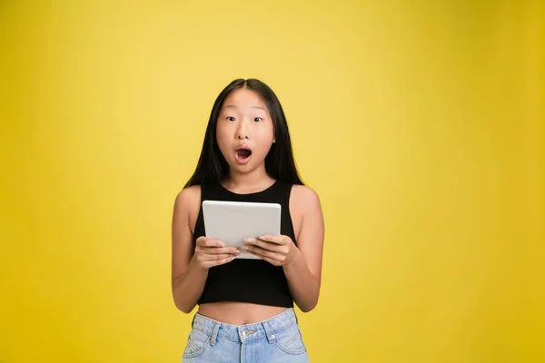 노란 녹음실 배경에 고립 된 젊은 아시아인 소녀의 모습 — 스톡 사진