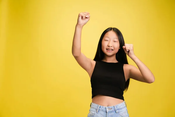 Retrato de joven asiática chica aislado en amarillo estudio fondo —  Fotos de Stock