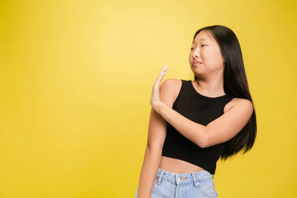 Retrato de joven asiática chica aislado en amarillo estudio fondo —  Fotos de Stock