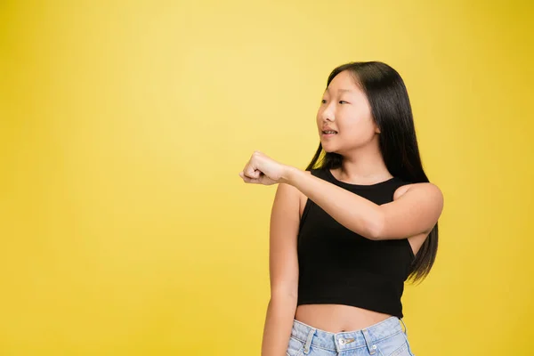 Retrato de joven asiática chica aislado en amarillo estudio fondo —  Fotos de Stock