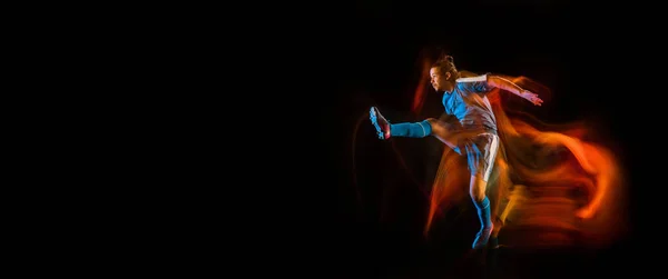 Fußball oder Fußballer auf schwarzem Hintergrund in gemischtem Licht, Feuerschatten — Stockfoto