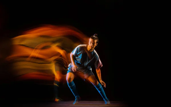 混合光、火災の影で黒の背景にサッカーやサッカー選手 — ストック写真