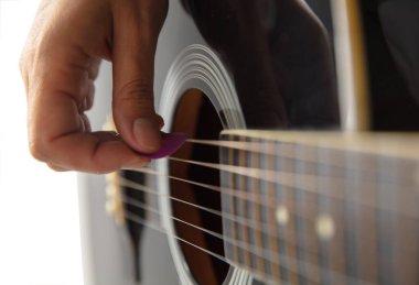 Gitar çalan gitarist elini kapat, telif alanı, makro çekim