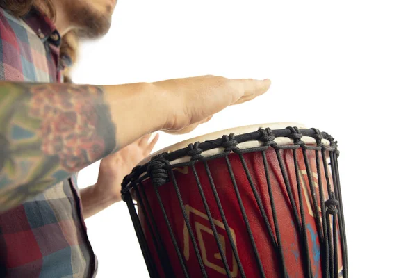 Man spelar etnisk trumma darbuka slagverk, närbild musiker isolerad på vit studio bakgrund — Stockfoto