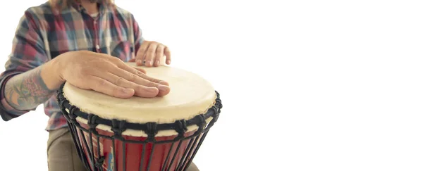 Man spelar etnisk trumma darbuka slagverk, närbild musiker isolerad på vit studio bakgrund — Stockfoto
