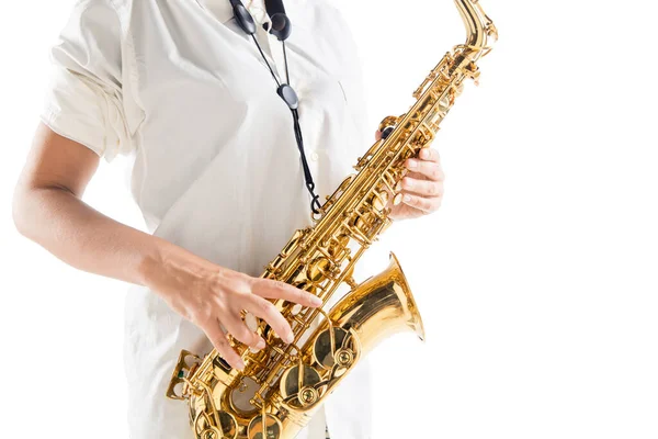 Mujer cercana tocando saxofón aislado sobre fondo blanco del estudio — Foto de Stock