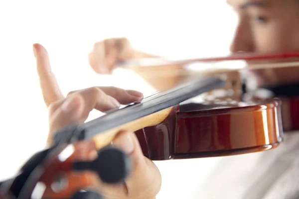 Mujer cercana tocando el violín aislada sobre fondo blanco del estudio — Foto de Stock