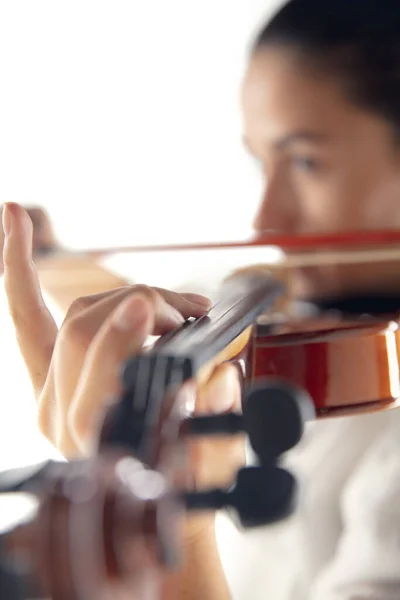 Mujer cercana tocando el violín aislada sobre fondo blanco del estudio —  Fotos de Stock
