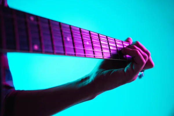 Close up of guitarist hand playing guitar, copyspace, macro shot — Stock Photo, Image