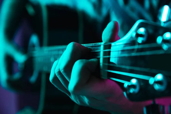 Κοντινό πλάνο του κιθαρίστα χέρι παίζει κιθάρα, copyspace, macro shot — Φωτογραφία Αρχείου