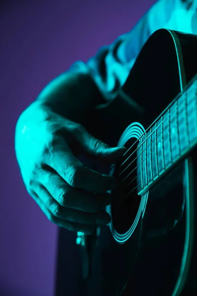 Close up of guitarrista mão tocando guitarra, copyspace, macro shot — Fotografia de Stock