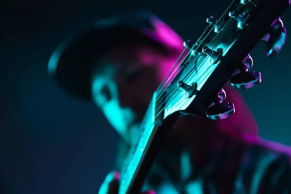 Close up of guitarist hand playing guitar, copyspace, macro shot — Stock Photo, Image