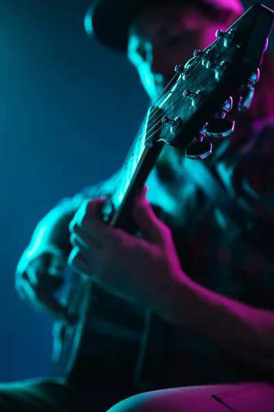 Крупним планом гітарна рука грає на гітарі, копіспазмі, макро постріл — стокове фото