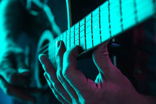 Close-up van gitarist hand spelen gitaar, copyspace, macro shot — Stockfoto