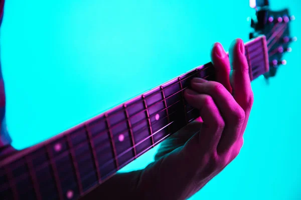 Close up of guitarist hand playing guitar, copyspace, macro shot — Stock Photo, Image