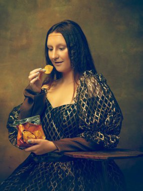 Siyah arka planda Mona Lisa gibi genç bir kadın. Retro biçimi, dönemin karşılaştırması.