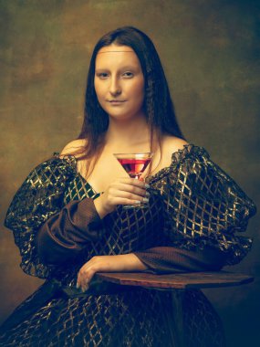 Siyah arka planda Mona Lisa gibi genç bir kadın. Retro biçimi, dönemin karşılaştırması.