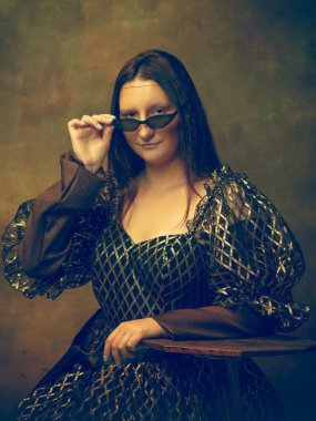 Siyah arka planda Mona Lisa gibi genç bir kadın. Retro biçimi, dönemin karşılaştırması.