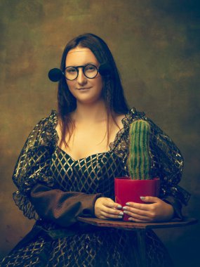 Siyah arka planda Mona Lisa gibi genç bir kadın. Retro biçimi, dönemin karşılaştırması.