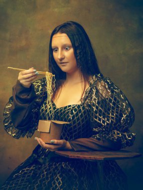 Siyah arka planda Mona Lisa gibi genç bir kadın. Retro biçimi, dönemin karşılaştırması.