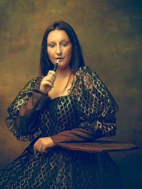 Siyah arka planda Mona Lisa gibi genç bir kadın. Retro biçimi, dönemin karşılaştırması.
