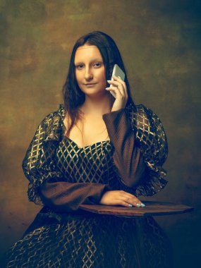 Siyah arka planda Mona Lisa gibi genç bir kadın. Retro biçimi, dönemin karşılaştırması.