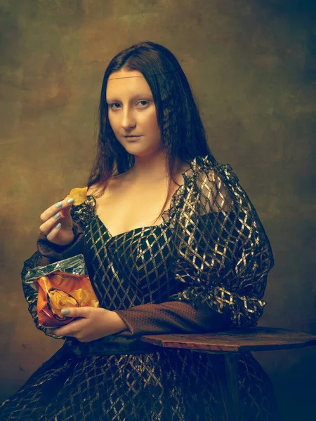 Ung kvinna som Mona Lisa på mörk bakgrund. Retrostil, jämförelse av tidsepoker koncept. — Stockfoto