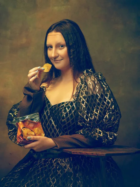 Jonge vrouw als Mona Lisa op donkere achtergrond. Retro stijl, vergelijking van tijdperken concept. — Stockfoto