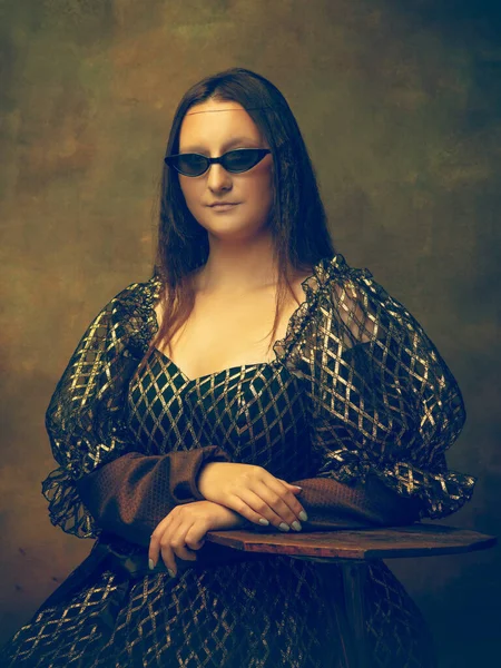 Молодая женщина в роли Моны Лизы на темном фоне. Ретро стиль, сравнение эпох концепции. — стоковое фото