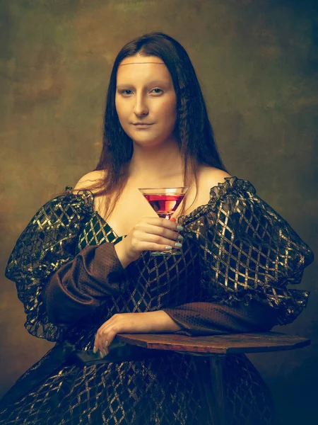 Mladá žena jako Mona Lisa na temném pozadí. Retro styl, srovnání konceptu éry. — Stock fotografie