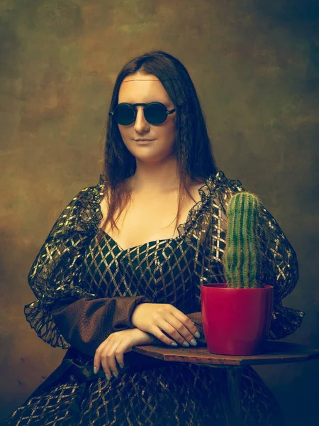 Młoda kobieta jako Mona Lisa na ciemnym tle. Styl retro, porównanie koncepcji ery. — Zdjęcie stockowe