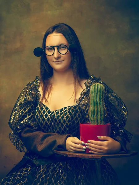 Jonge vrouw als Mona Lisa op donkere achtergrond. Retro stijl, vergelijking van tijdperken concept. — Stockfoto