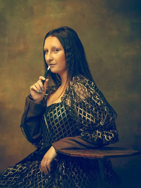 Junge Frau als Mona Lisa auf dunklem Hintergrund. Retro-Stil, Vergleich des Epochenkonzepts. — Stockfoto