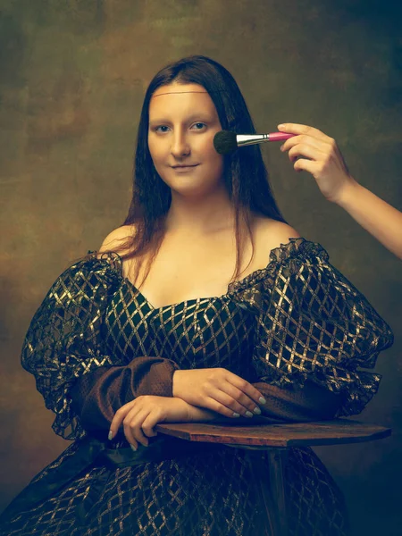 Jovem como Mona Lisa em fundo escuro. Estilo retro, comparação do conceito eras. — Fotografia de Stock