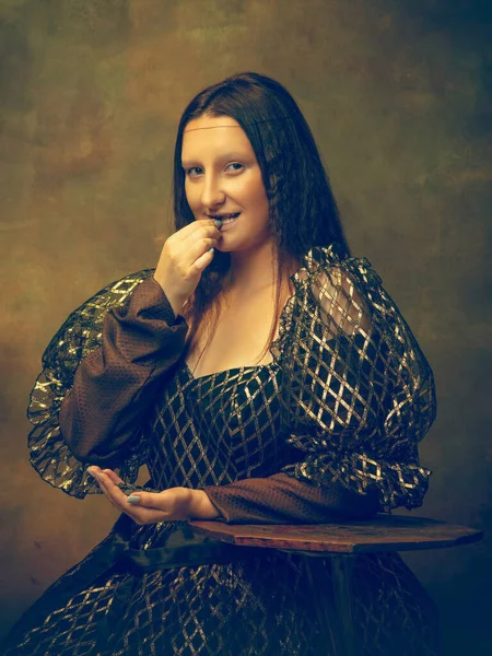 Młoda kobieta jako Mona Lisa na ciemnym tle. Styl retro, porównanie koncepcji ery. — Zdjęcie stockowe
