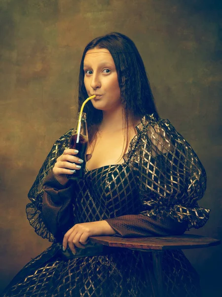 Mladá žena jako Mona Lisa na temném pozadí. Retro styl, srovnání konceptu éry. — Stock fotografie